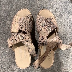 Amuse society and Matisse platform snake print size 9